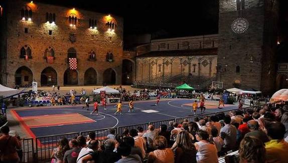 La giostra del basket in piazza del Duomo